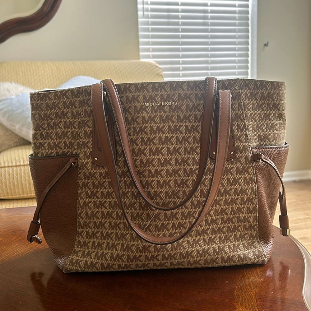 Michael Kors Voyager Tote Bag
